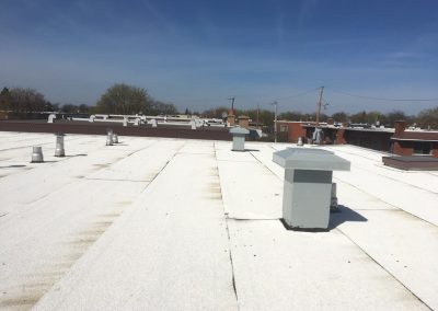 Installation de toiture membrane élastomère pour secteur commercial à Montréal - Toitures Duvernay de Laval