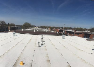 Installation de toiture membrane élastomère pour secteur commercial à Rivière-des-Prairies - Toitures Duvernay de Laval
